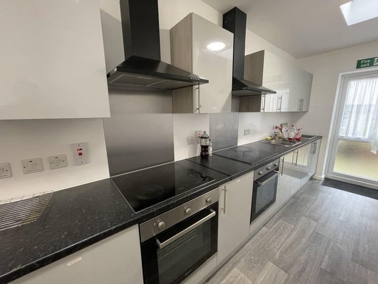 Choice of 2 delightful bedsits on West Way, NW10