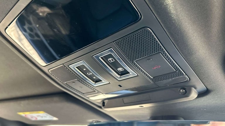 2024 Land Rover Defender 3.0 D300 X-Dynamic HSE 90 3dr Auto ESTATE DIESEL Automatic