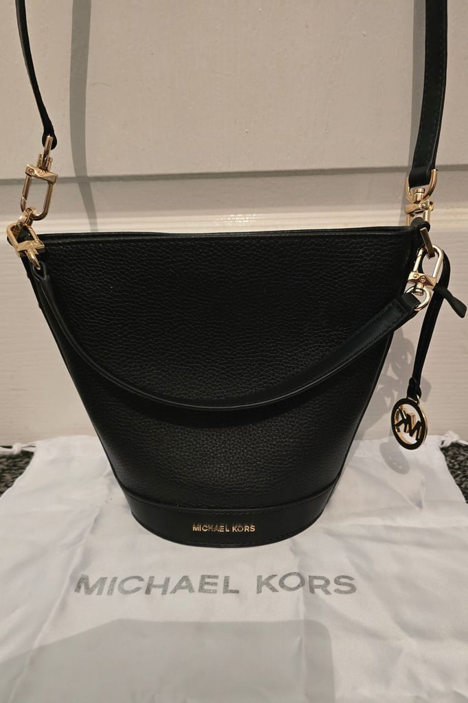 Genuine, Michael Kors Townsend bucket bag, black Pebbled Leather,   Crossbody Bag.