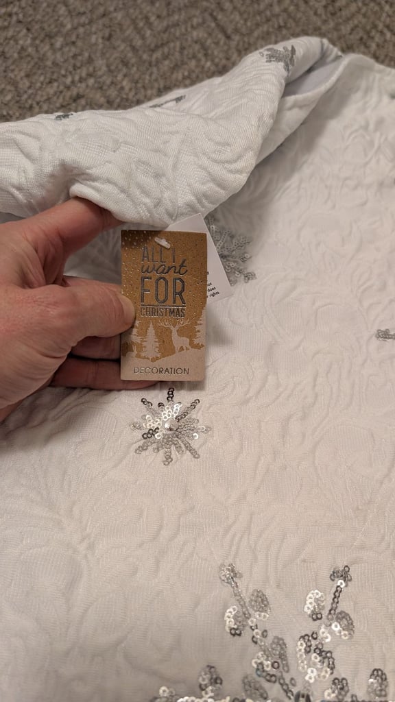 image for Snowflake Tree Skirt - White