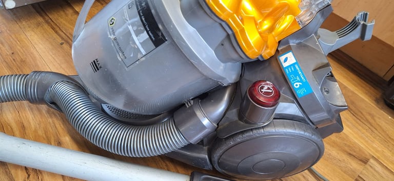 DC19 dyson vacuum cleaner,body & hose and pipe only.very strong 