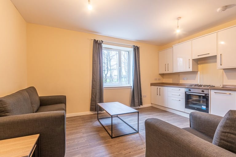 DOUBLE BEDROOM for flat share in spacious, ground floor flat near Ferry Road – available soon