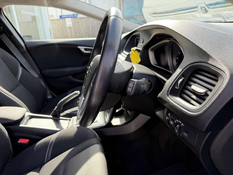 VOLVO V40 2.0 D2 Momentum Euro 6 (s/s) 5dr 2017