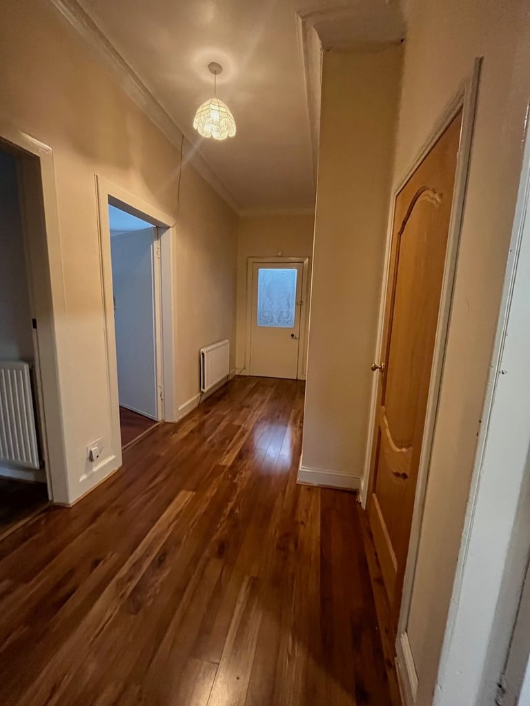 Uphall - 3 Bedroom, huge ground floor flat - Bright & Sunny - partially furnished 