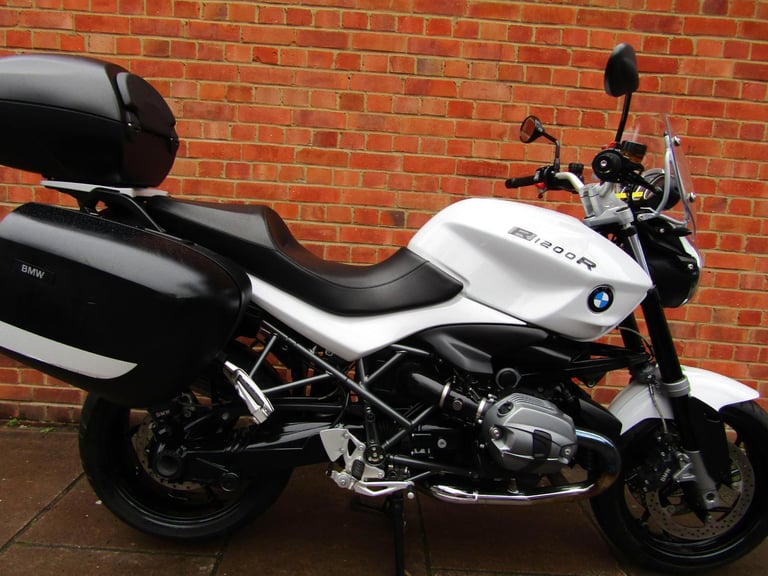 BMW R 1200 R PICTURES DONT DO JUSTICE . OUTSTANDING CONDITION ! ONLY 12.350.M