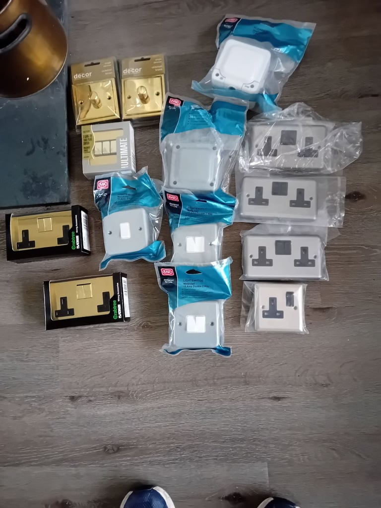 image for  JOB LOT  LIGHT SWITCHES  AND SOCKETS 