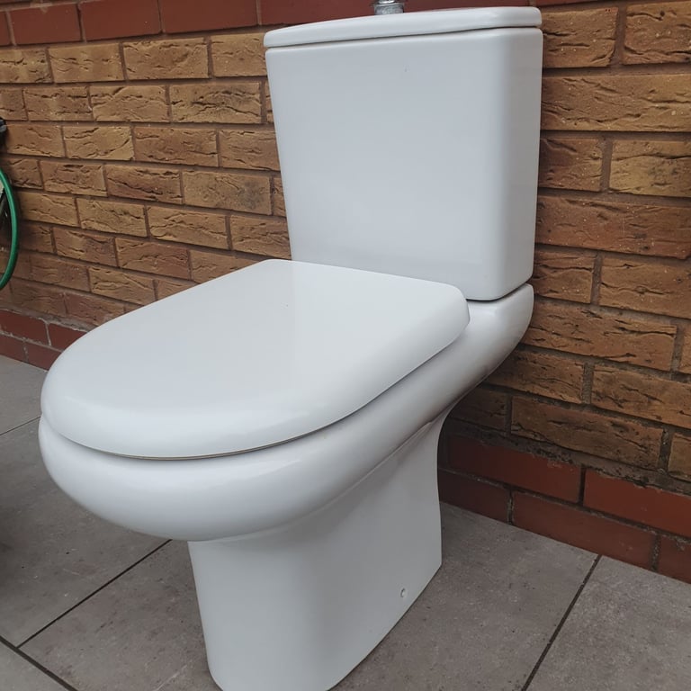 Close coupled toilet