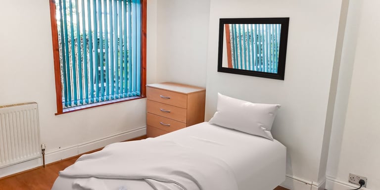 DSS only shared house - 2 mins to shops, quiet house & neighbourhood