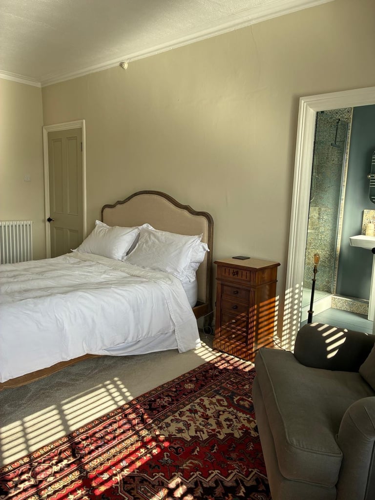 Lovely room in modern Victorian house 