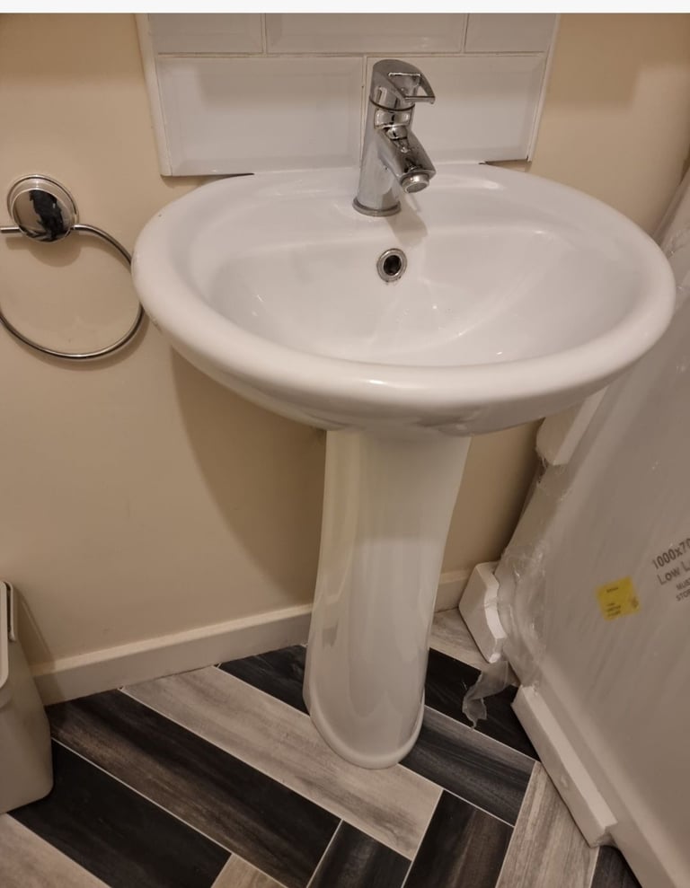 Bathroom sink with mixer tap 