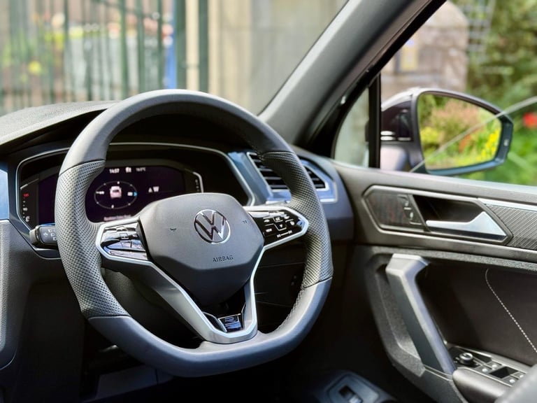 2023 Volkswagen TIGUAN R- Line Pan/r Cameras Full Service History heated steering