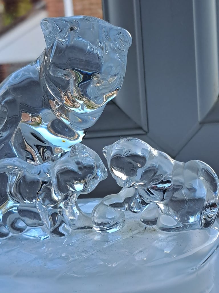 Beautiful vintage glass cat and kittens 