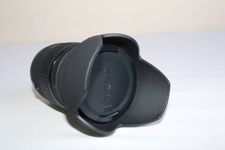 Sigma 18-50mm f/2.8 EX DC Macro Lens for Canon