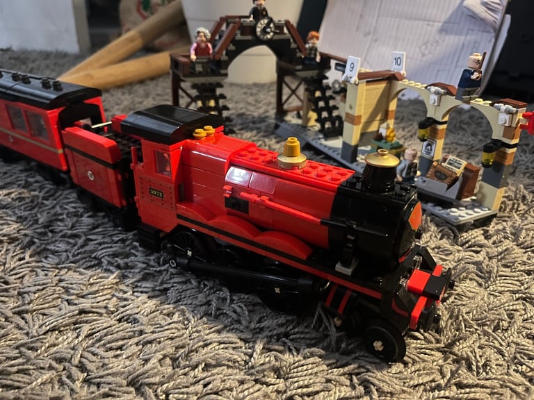 Harry Potter Lego set-platform 9 3/4 and train