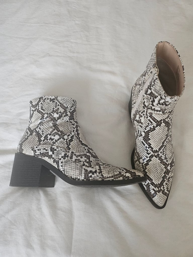 Head over heels boots size 5