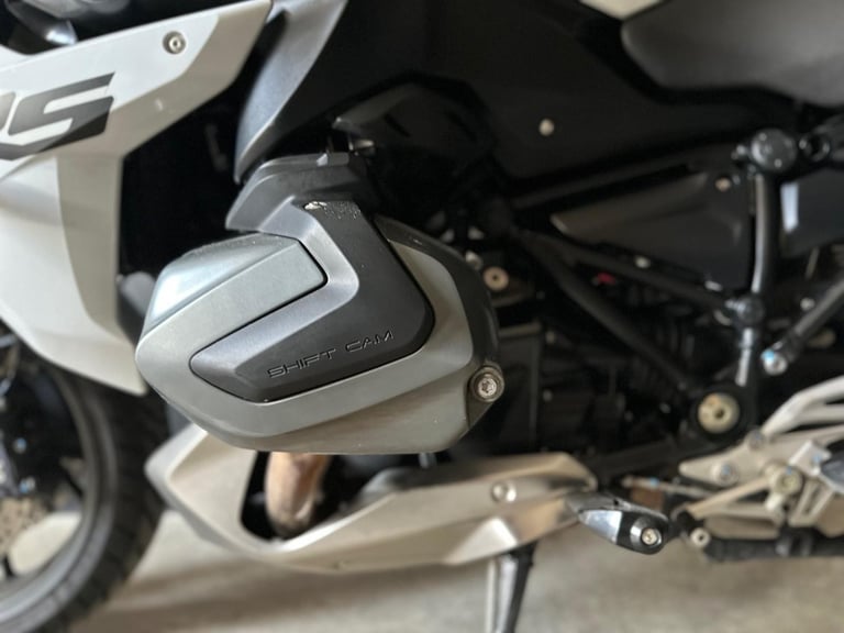 Stunning 2023/23 BMW R1250 RS SE in White with GR MOTO Exhaust and Panniers