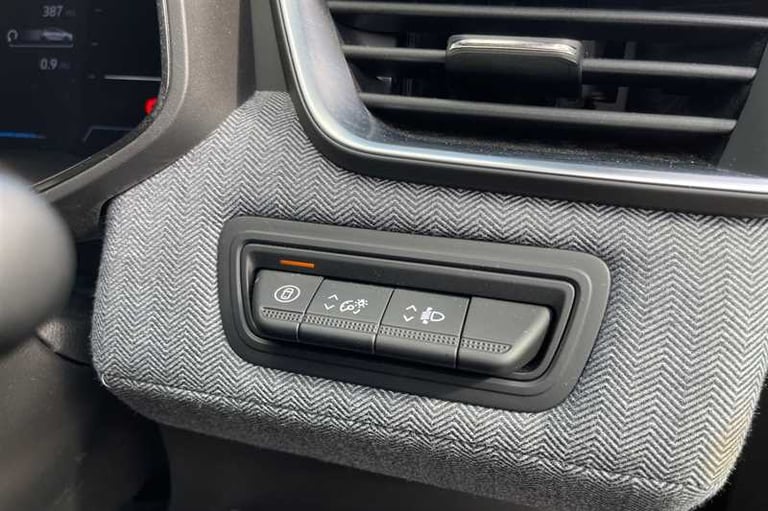 2025 Renault Clio 1.6 E-TECH techno Hatchback 5dr Petrol Hybrid Auto Euro 6 (s/s) (145 ps) Hatchb...