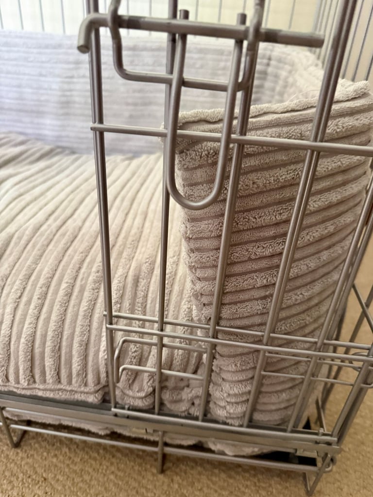 Lords £ Labradors sliding door dog crate size M with bumper and cusion