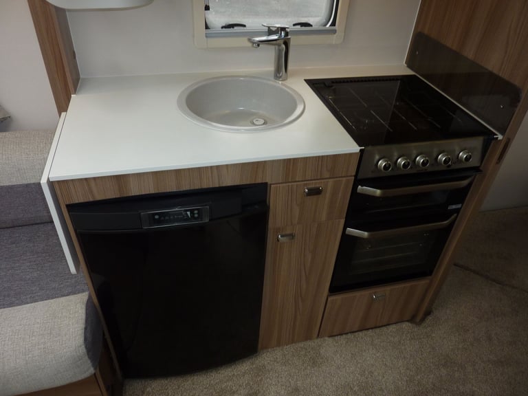 Swift Charisma FIXED ISLAND BED 2018