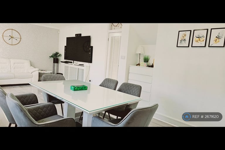 6 bedroom house in Lower Cippenham Lane, Slough, SL1 (6 bed) (#2671620)