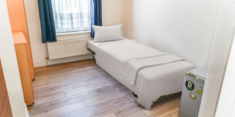 DSS only shared house - 2 mins to shops, quiet house & neighbourhood