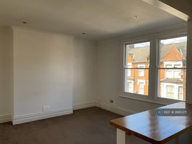 2 bedroom flat in Brixton, London, SW2 (2 bed) (#2665371)