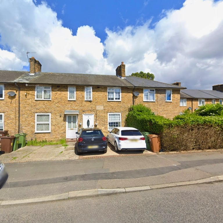 Spacious 4-Bedroom House | Furnished | Fitted Kitchen | Parking | Thornton Road, Carshalton - SM5