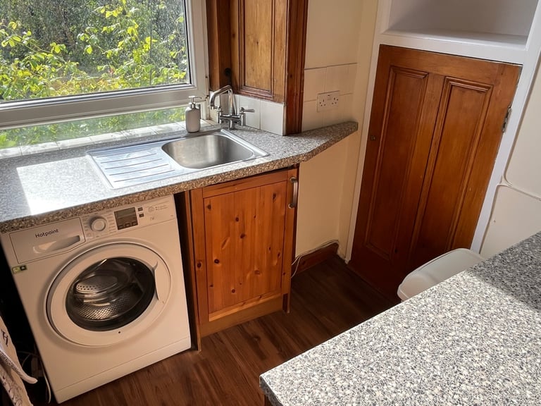 Cosy, snug, 1-bedrmd flat, overlooking the tranquil waters of the canal