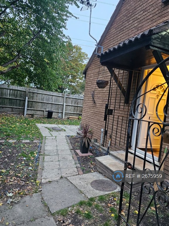 1 bedroom house in Armstrong Close, London, E6 (1 bed) (#2675959)