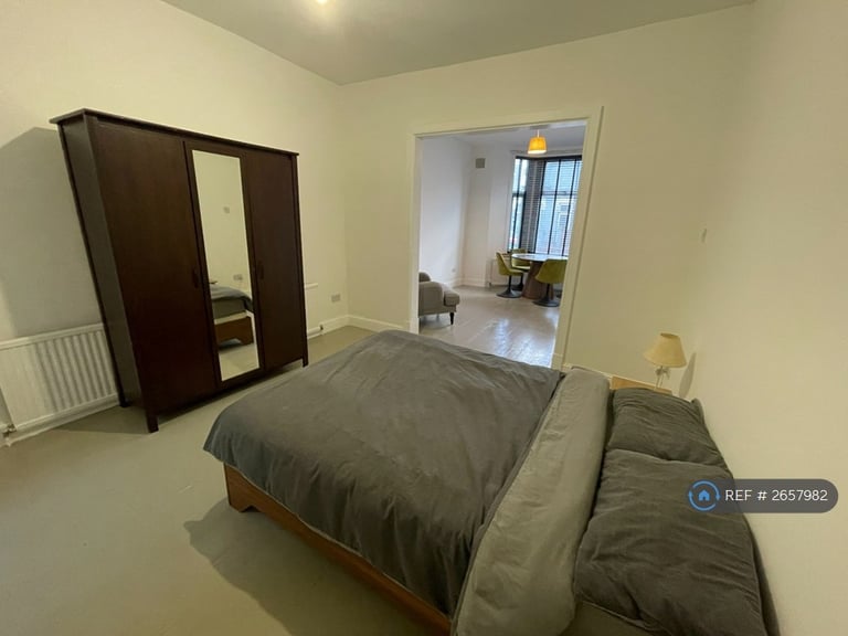 Studio flat in Shrewsbury Road, London, E7 (#2657982)