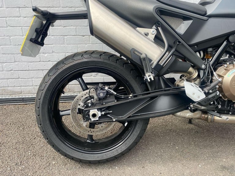 2025 Husqvarna Street SVARTPILEN 801 Petrol black 6 Speed