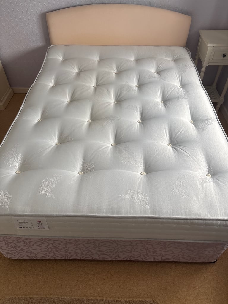 4ft 6in Divan bed with mattress & headboard
