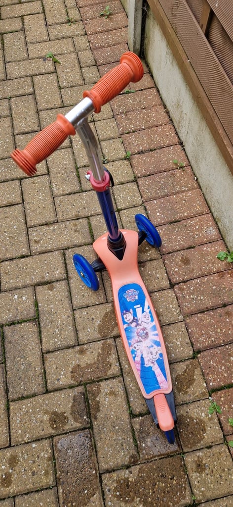 PAW PATROL THREE WHEEL SCOOTER. VERY GOOD CONDITION.