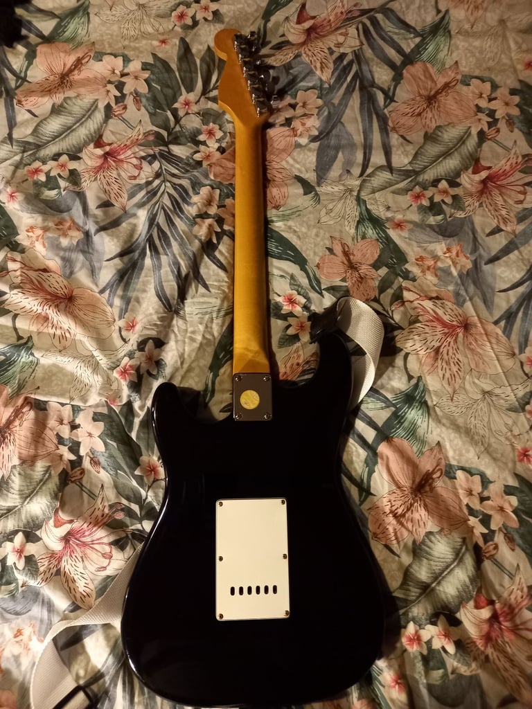 Nirvana Kurt Cobain 'vandalism' stratocaster Reading Festival 1991 replica electric guitar. 