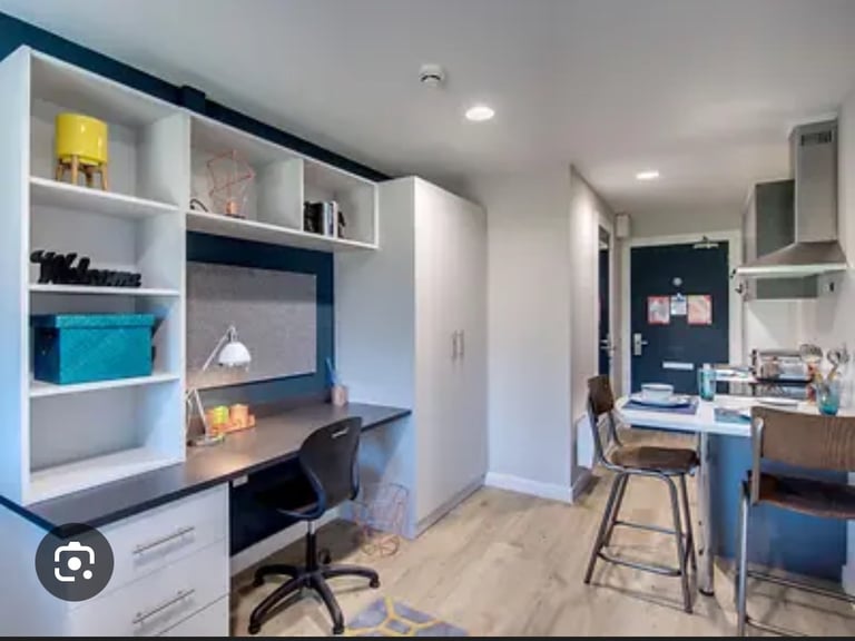 BRONZE STUDIO AVAILABLE RIVERSIDE QUAY STIRLING