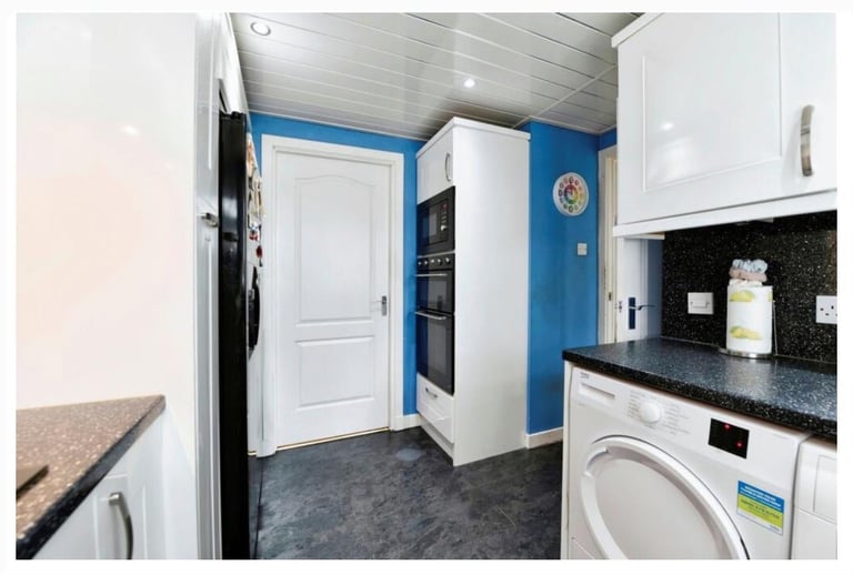 Modern Double Room – All Bills Included (Irvine KA11)