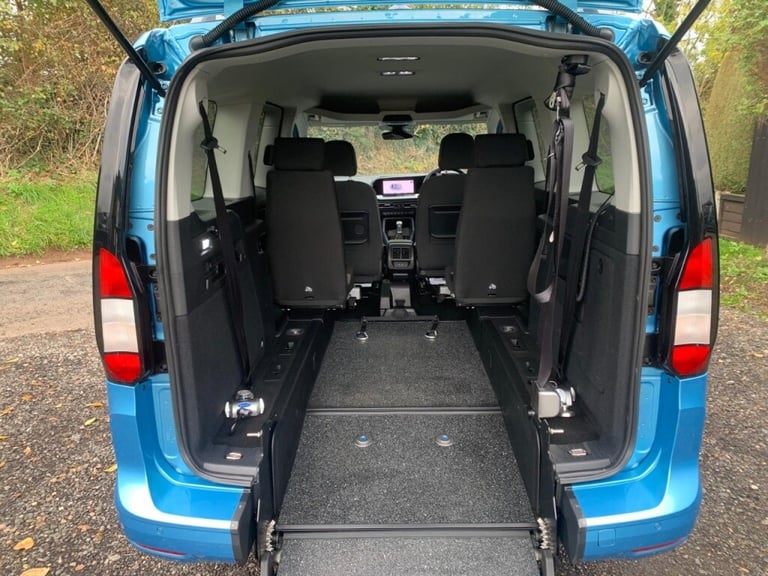 image for  Ford Tourneo Connect 2.0 EcoBlue Titanium 5dr WHEELCHAIR ACCESSIBLE VEHICLE 4