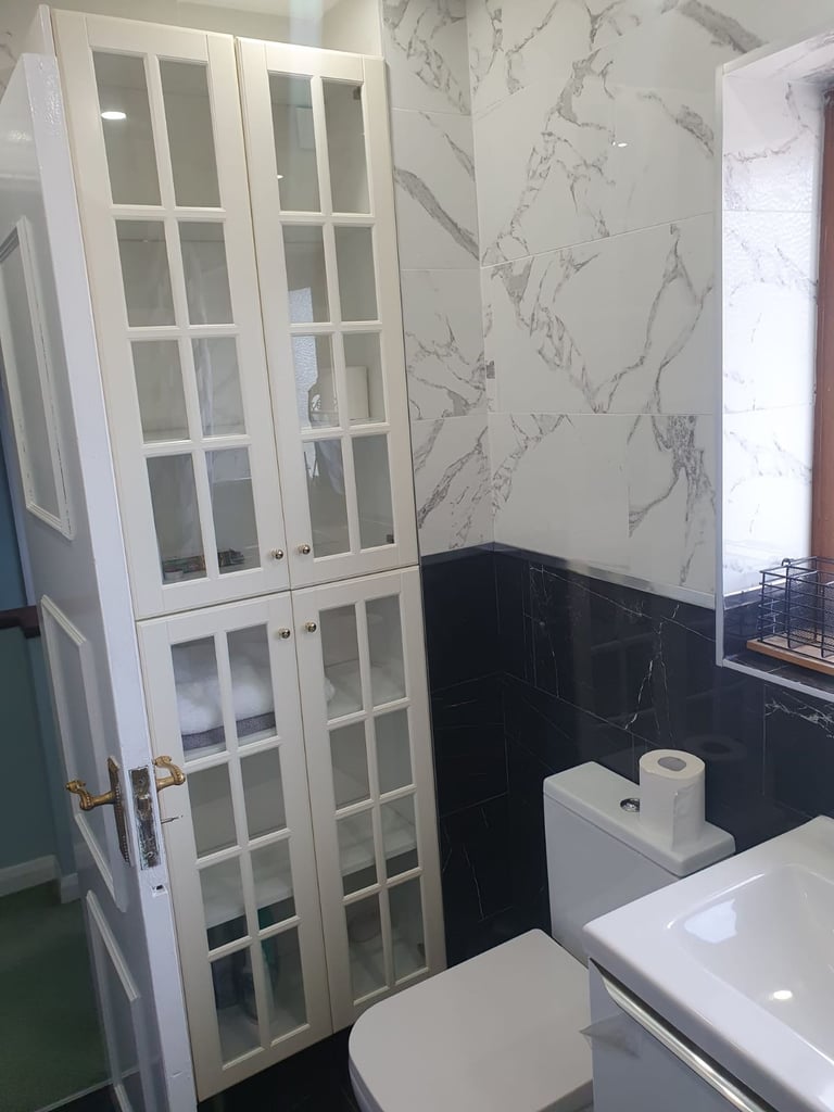 Large room with super king bed - bathroom, WC and kitchen (UB5 6JB)