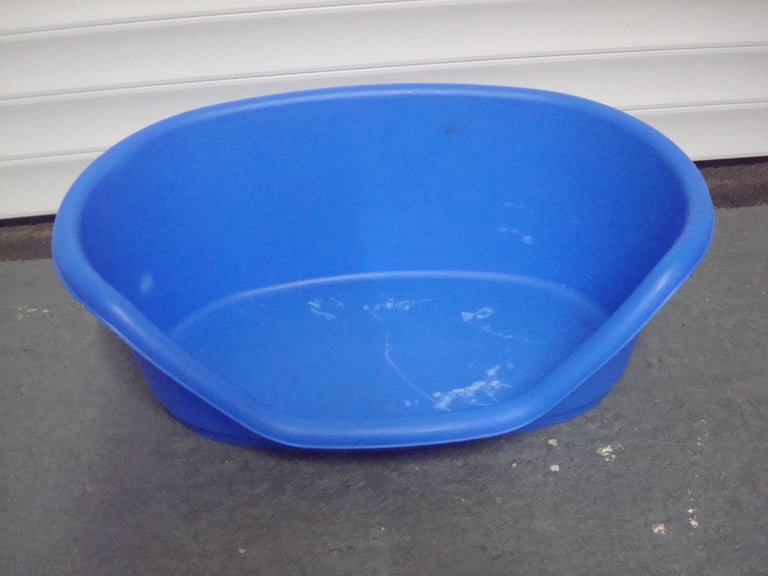 PET BED IN GOOD CONDITION FOR A SMALL DOG CAT