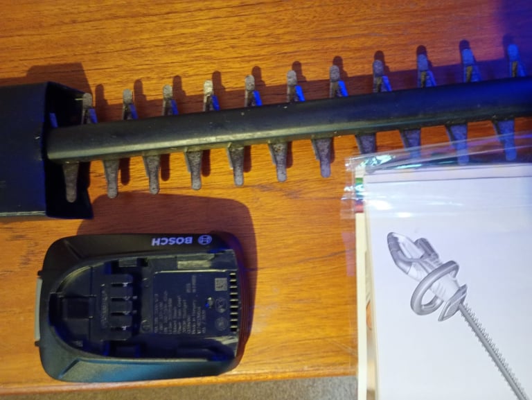 Bosch cordless universal hedge trimmer new 