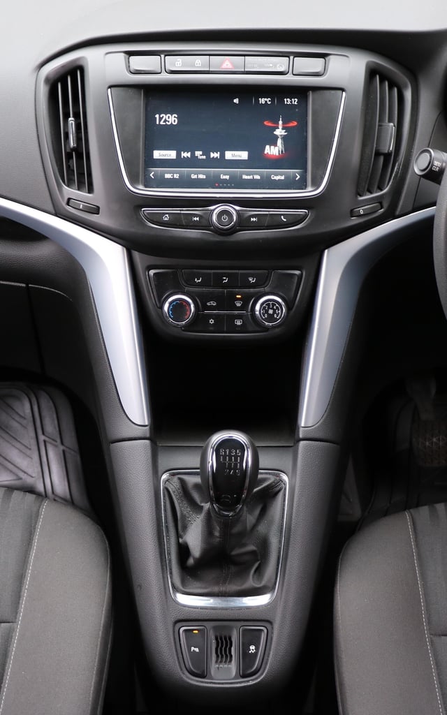 2017 Vauxhall Zafira Tourer 1.4i Turbo Design Euro 6 5dr MPV Petrol Manual