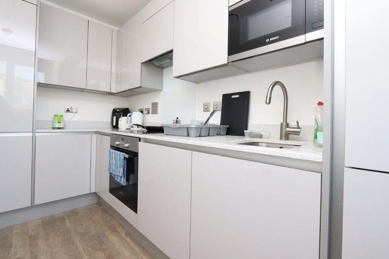 Canada Water Ensuite Double Room Available Now