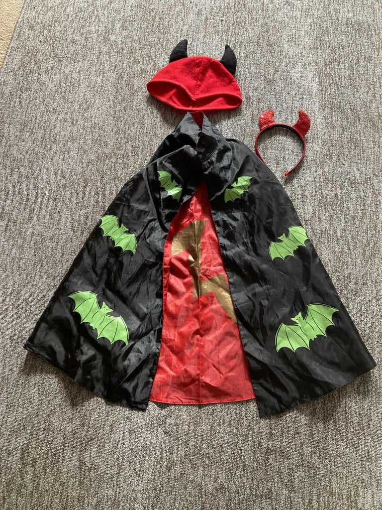  7 Children’s Halloween fancy dress outfits at £4 each ages 3/4 - 9/ 10 years 