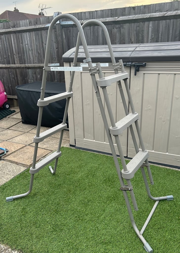 Swimming pool ladder