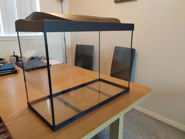 Aquarium Tetra 60x45x30 cm with original lighting.