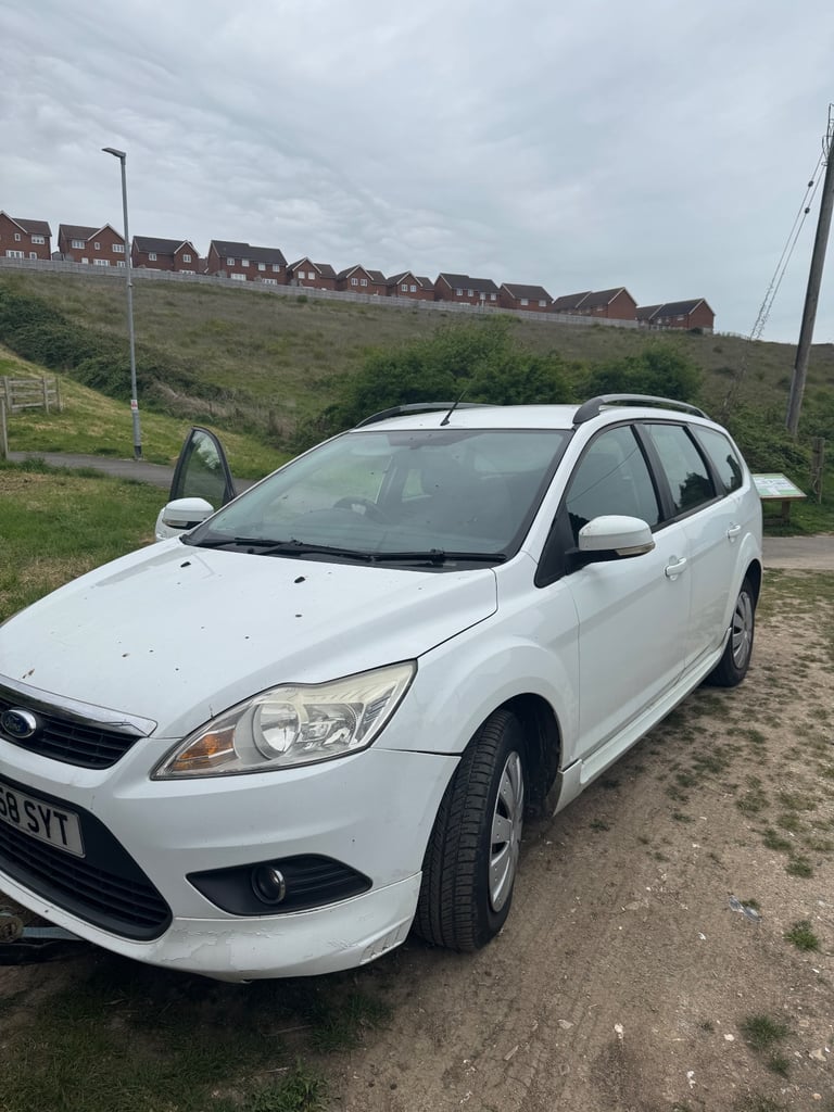 image for Focus mk2 bonnet white good condition 