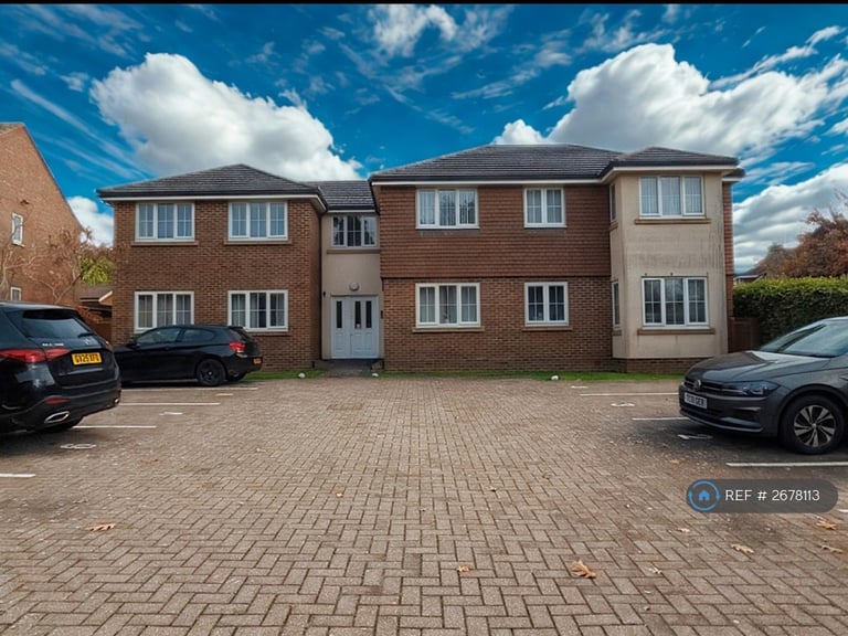 2 bedroom flat in Tinsley Court, Crawley, RH10 (2 bed) (#2678113)