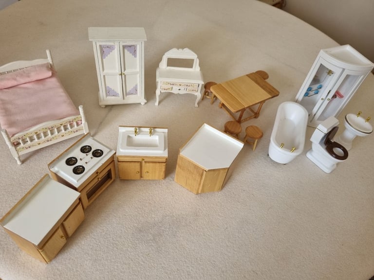 Dolls house furniture. 