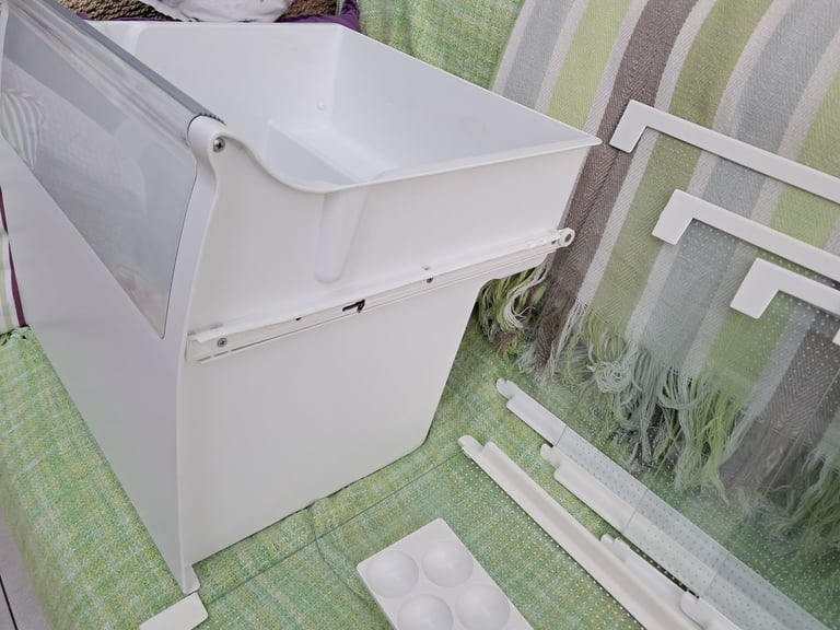AEG Santo K91800-5i Integrated tall fridge spare shelves and drawer
