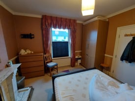 LARGE DOUBLE ROOM TO RENT IN REDHILL 